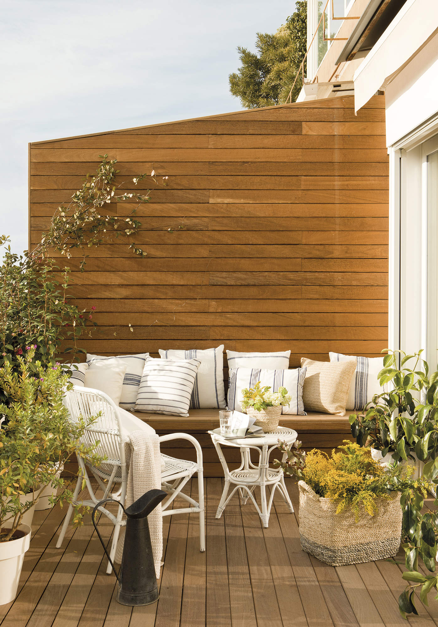 Una terraza pequeña con banco de obra de madera