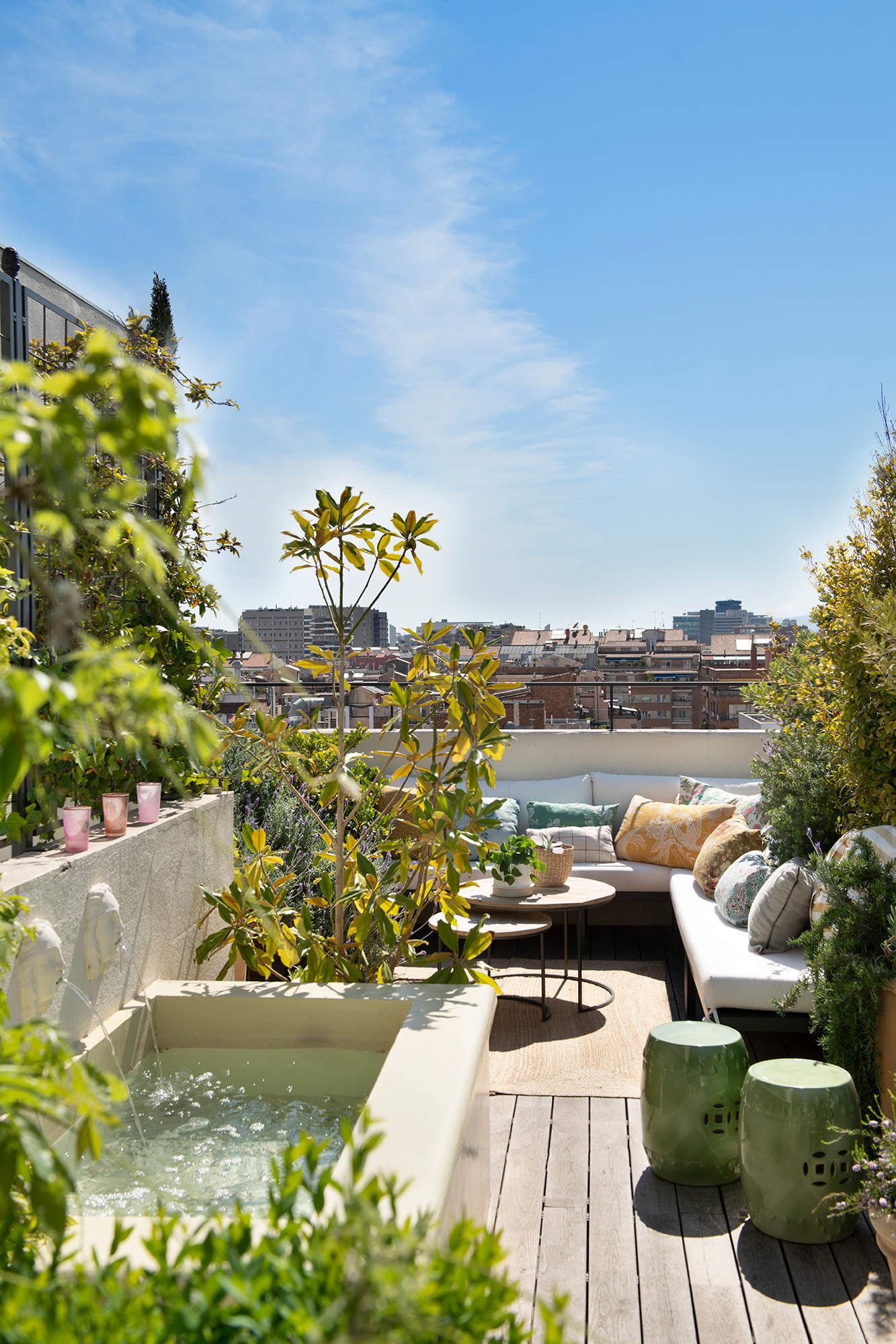 Terraza pequeña con banco de obra y fuente