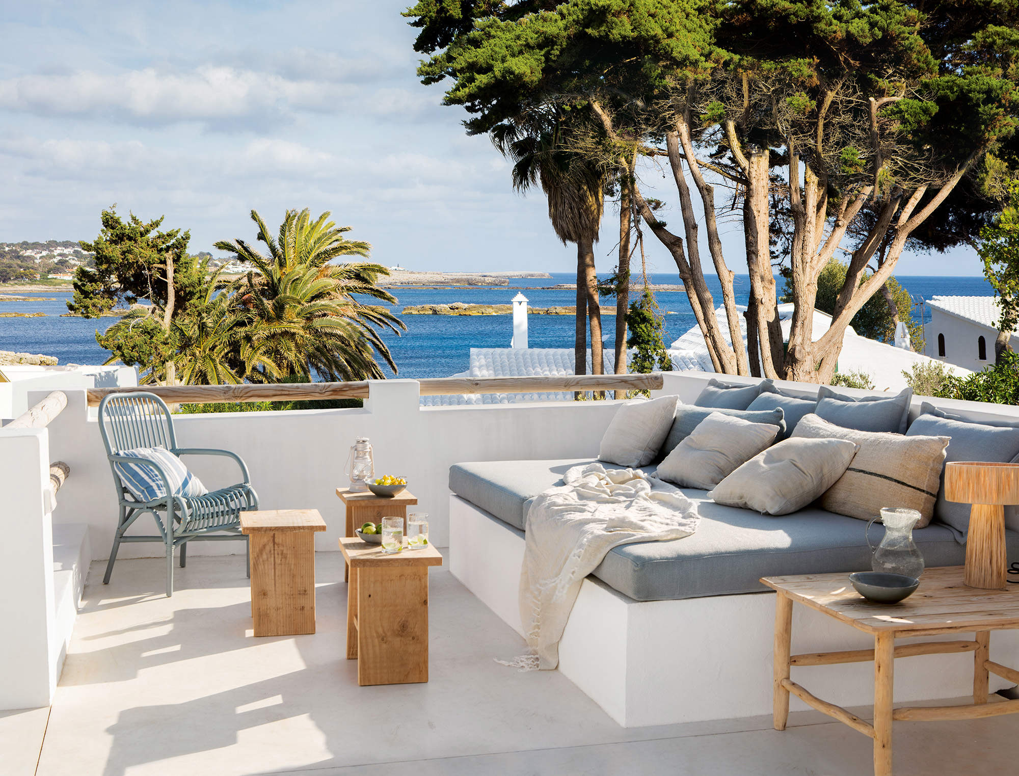 Una terraza con un banco de obra repleto de confort