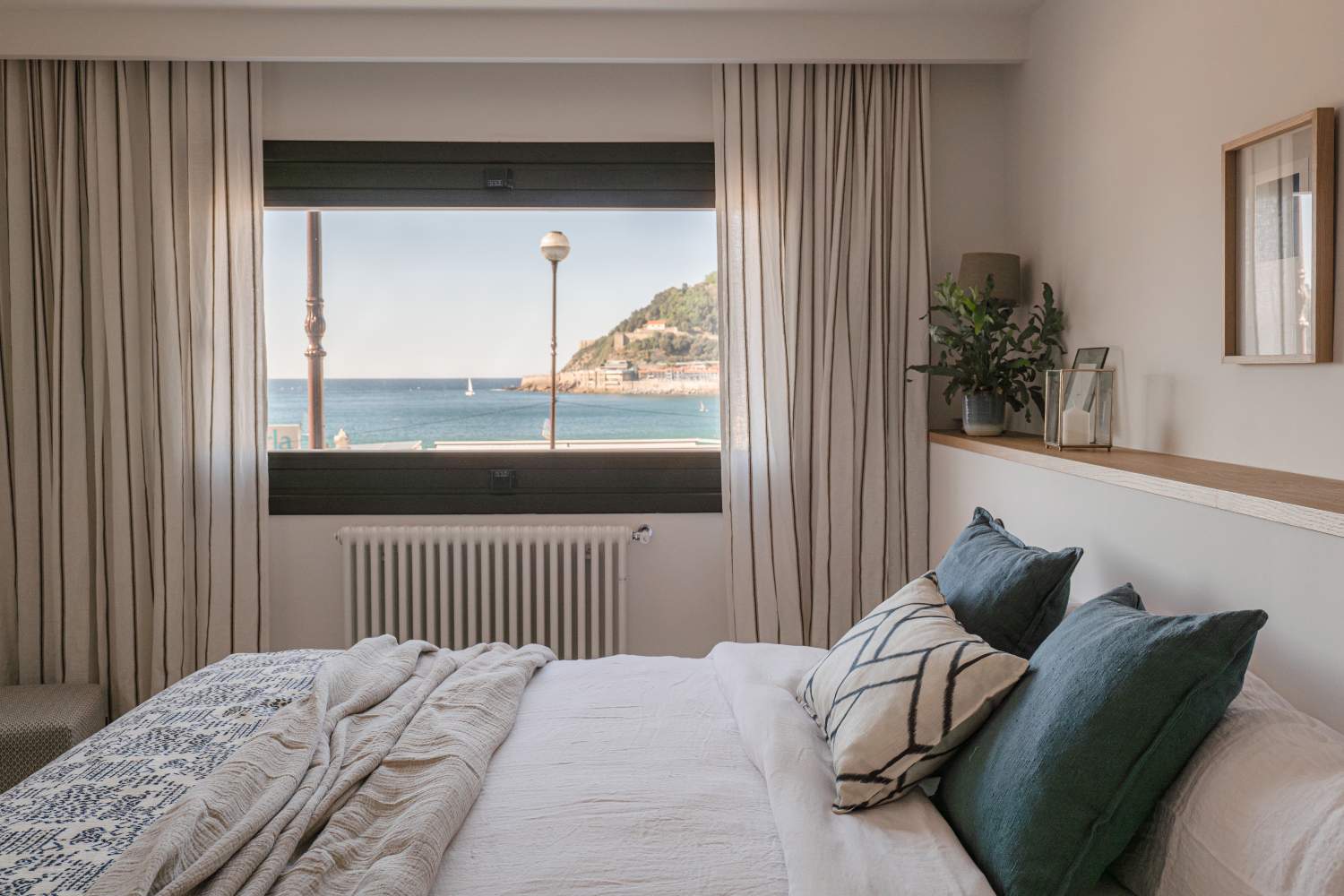 Un dormitorio principal con vistas al mar