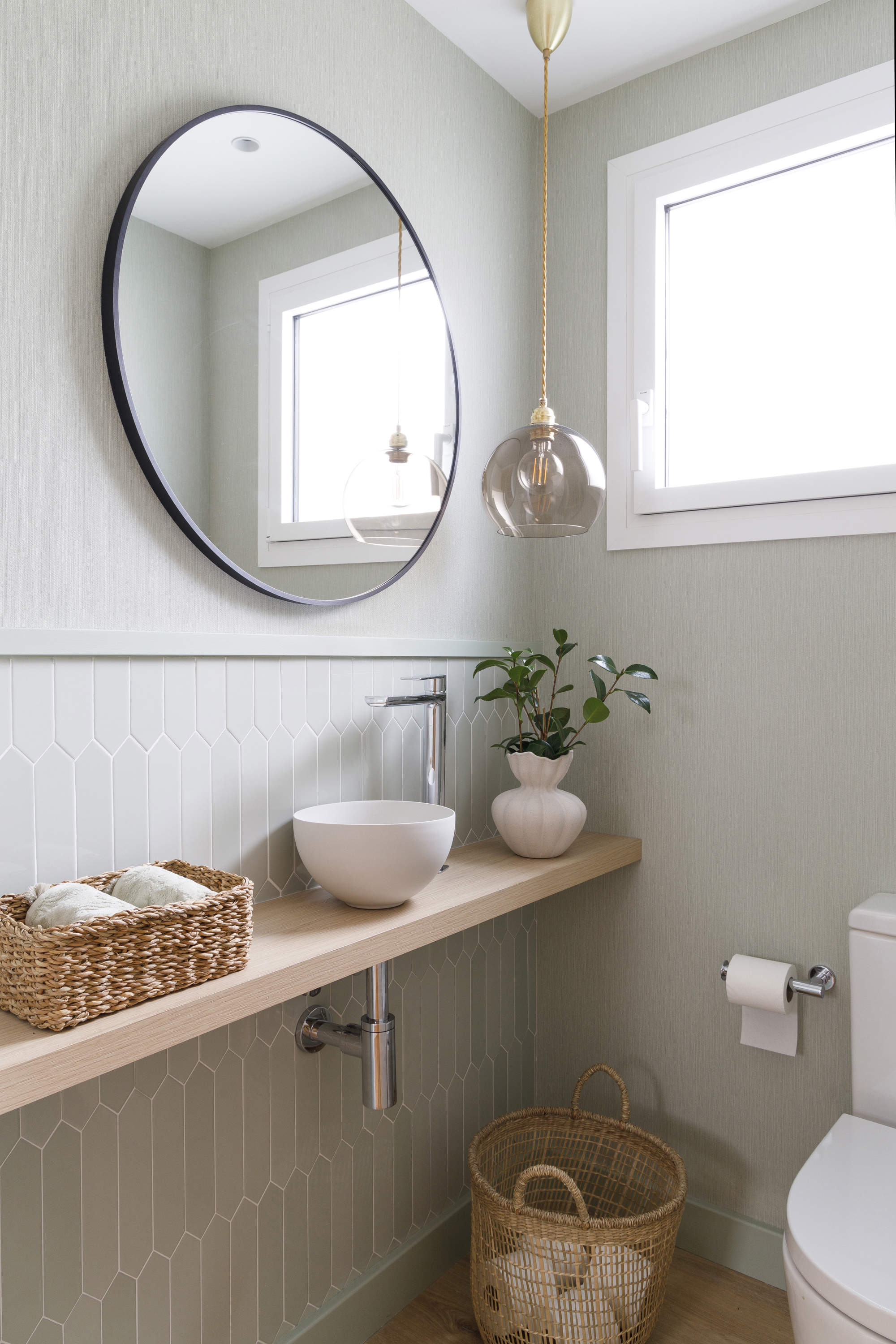 Baño pequeño con mini repisa de madera a modo de encimera.