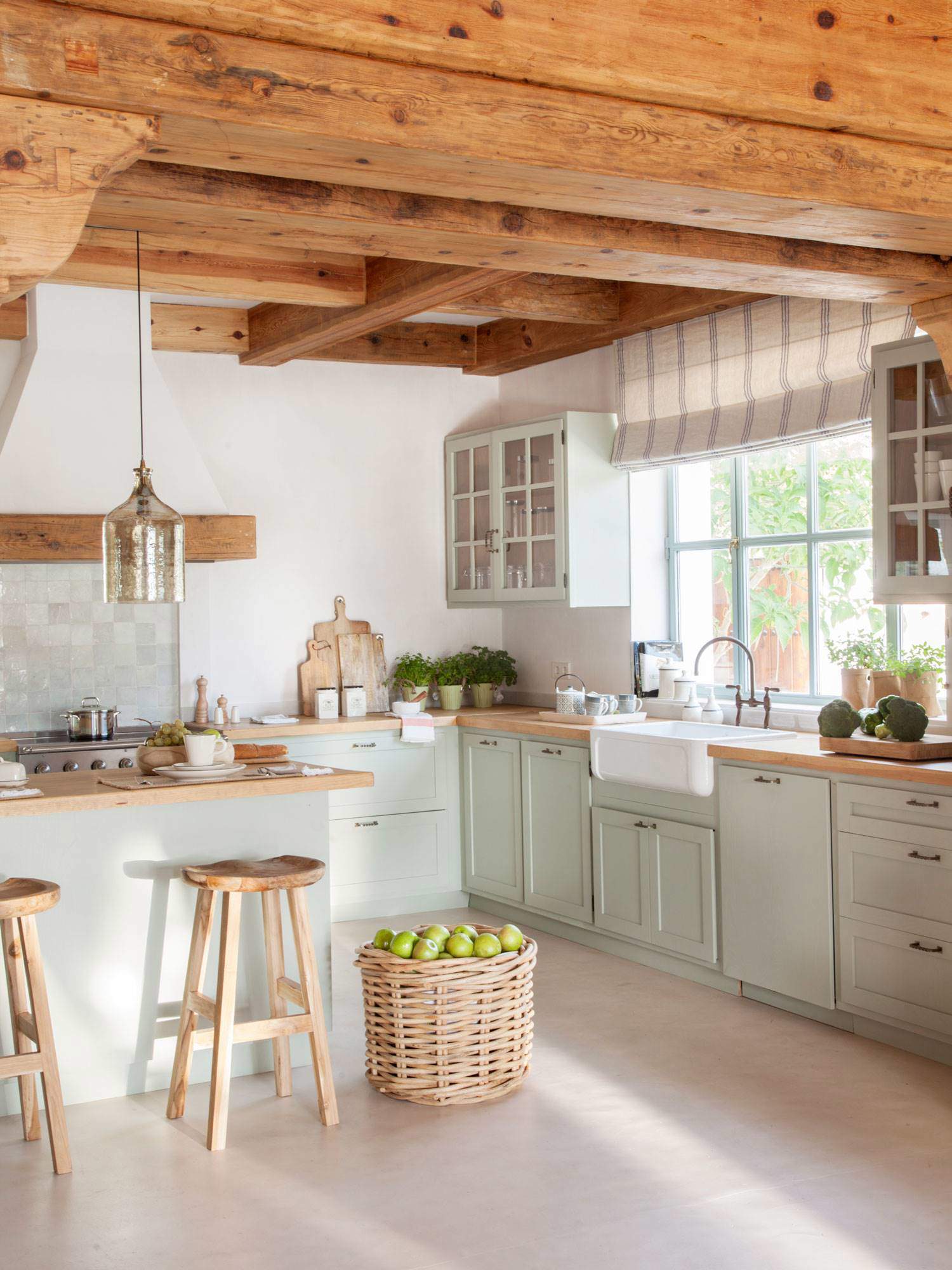 Cocina con muebles a color y techo de madera