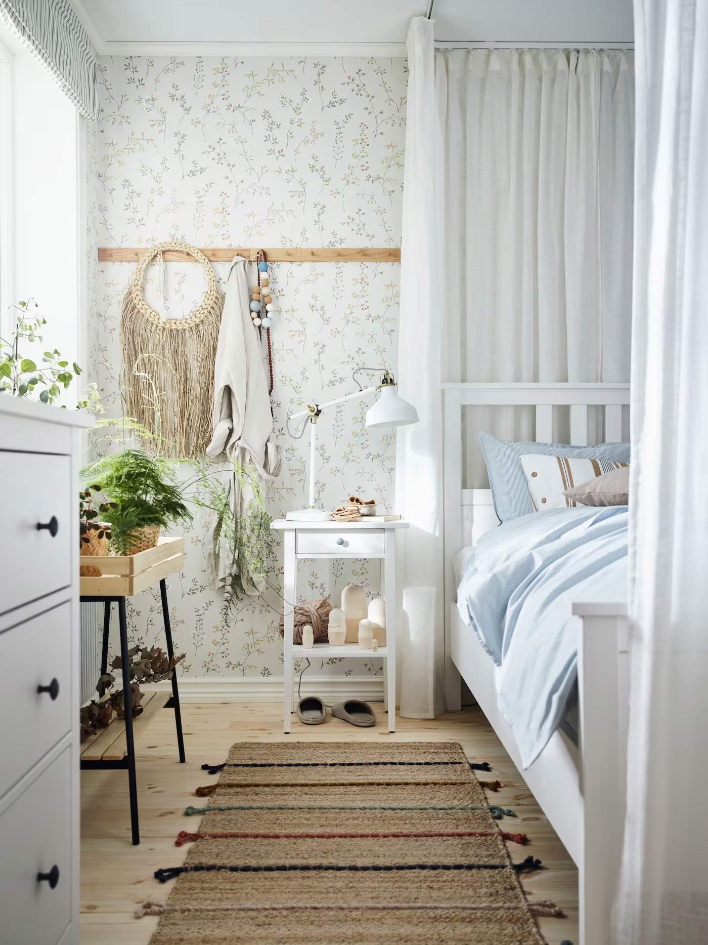 dormitorio IKEA mesita de noche blanca papel pintado