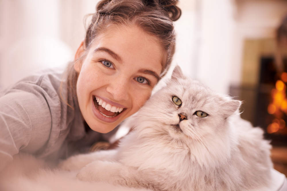 Gato feliz con su dueña