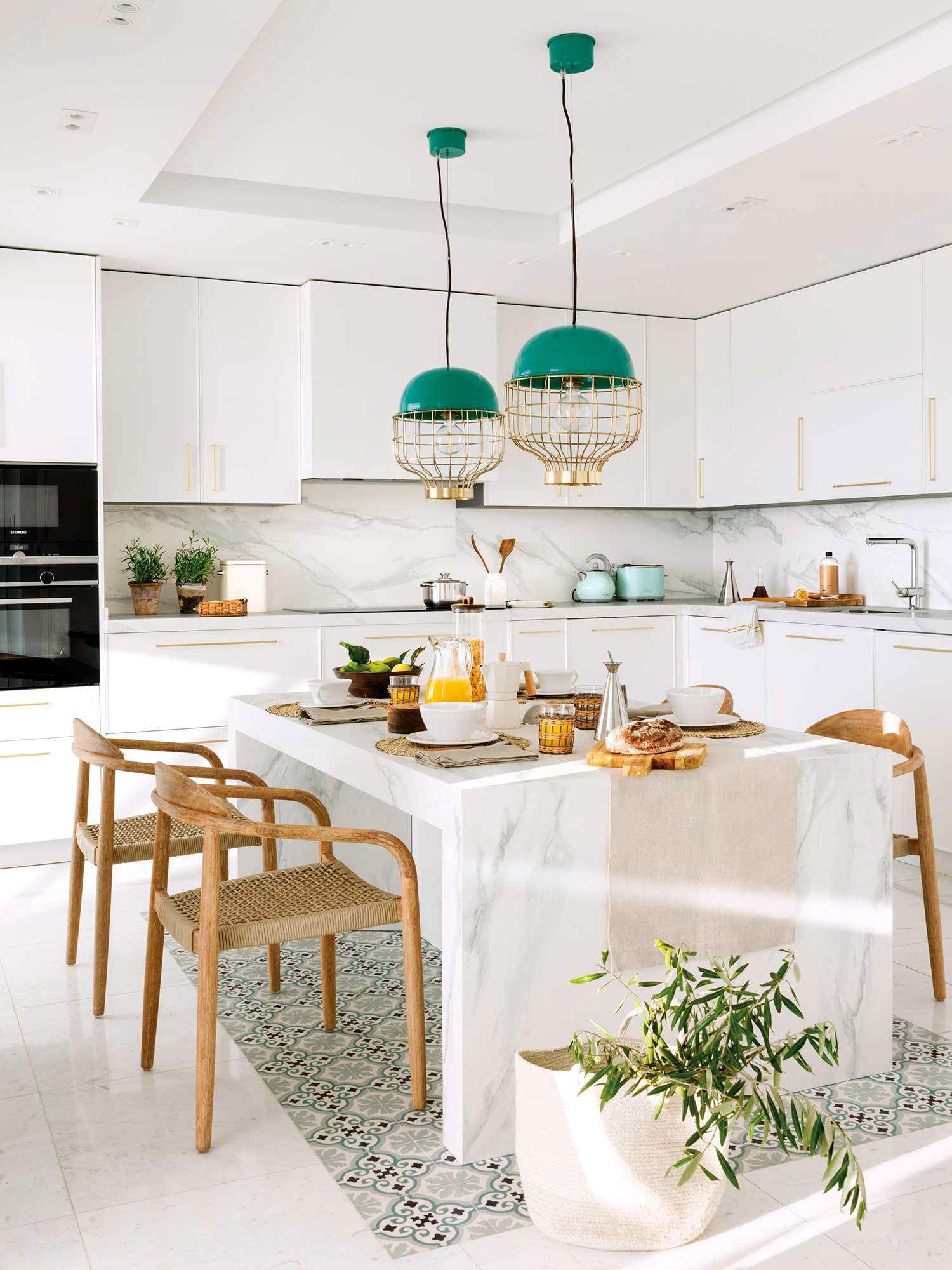 Cocina blanca con detalles a color