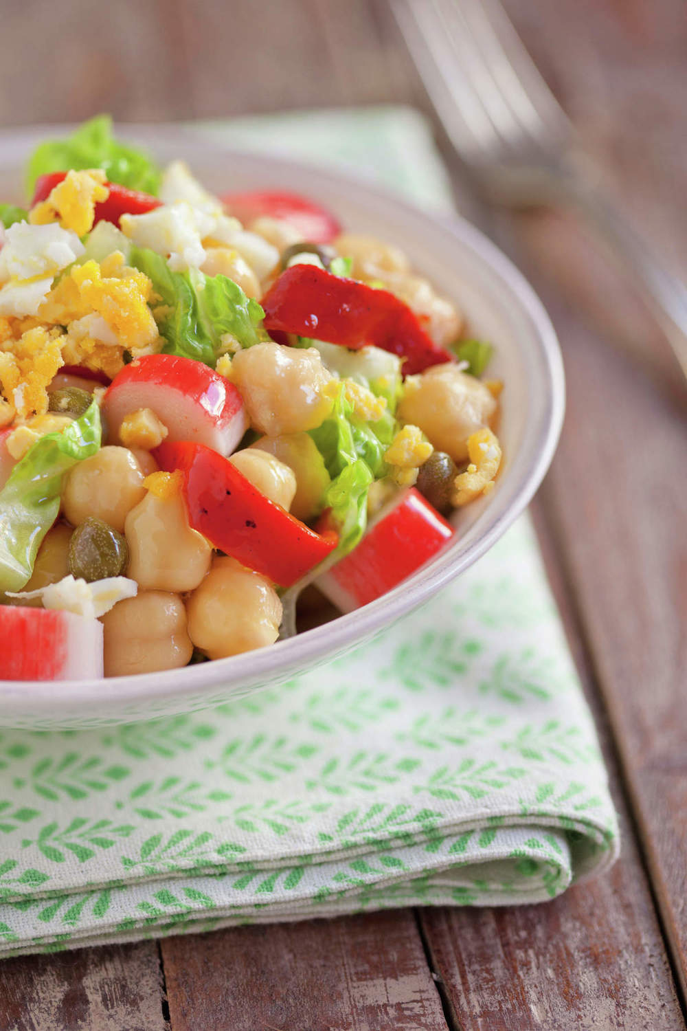 Ensalada de garbanzos con lechuga, pimiento y huevo duro