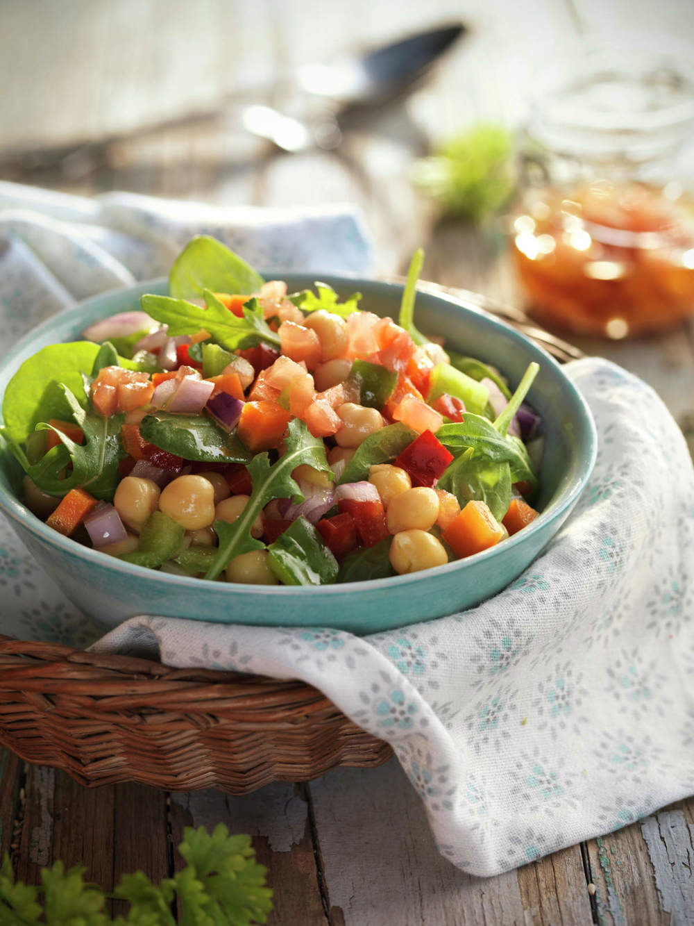 Ensalada de garbanzos veraniega con vinagreta de tomate