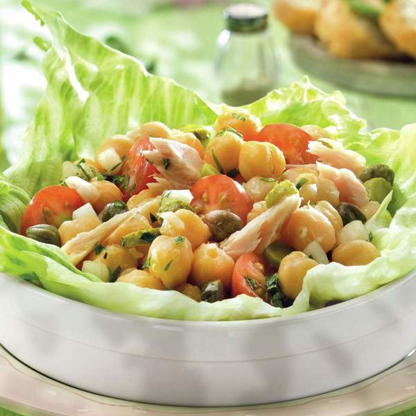 ¿Tienes un bote de garbanzos? 3 ensaladas muy completas y perfectas para una cena rápida y fácil