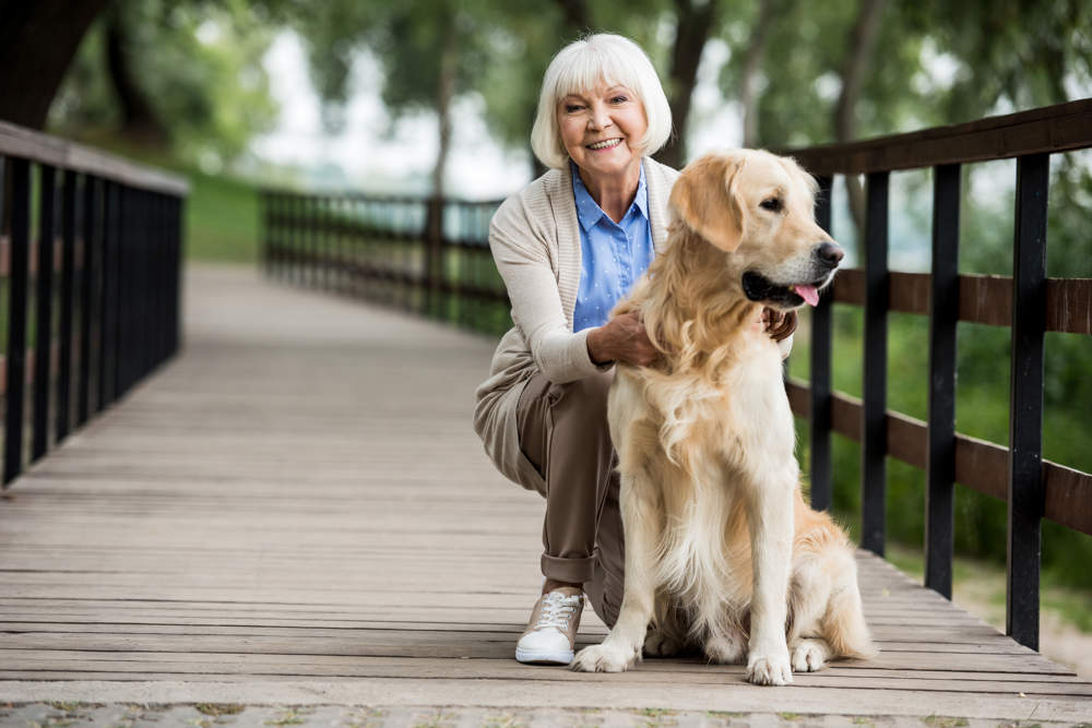 Mujer anciana con su perro