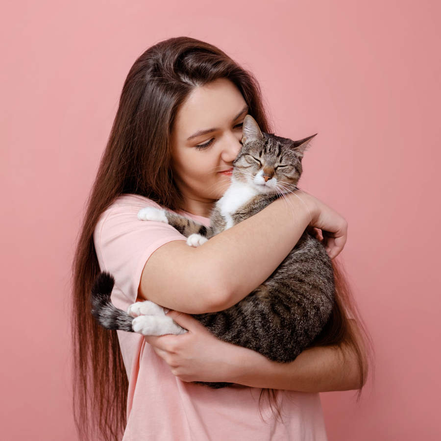 Mujer cogiendo en brazos a su gato