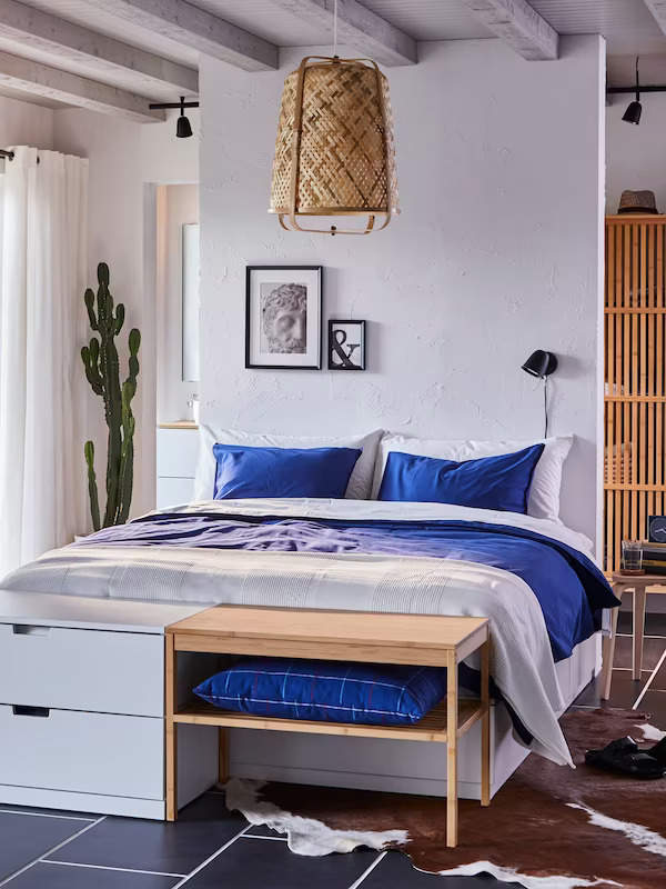 Cama con cómoda y banco de madera