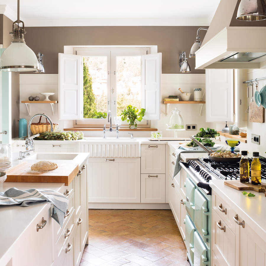 Cocina vintage con muebles blancos, pared piedra y detalles en verde candy_ 00454985