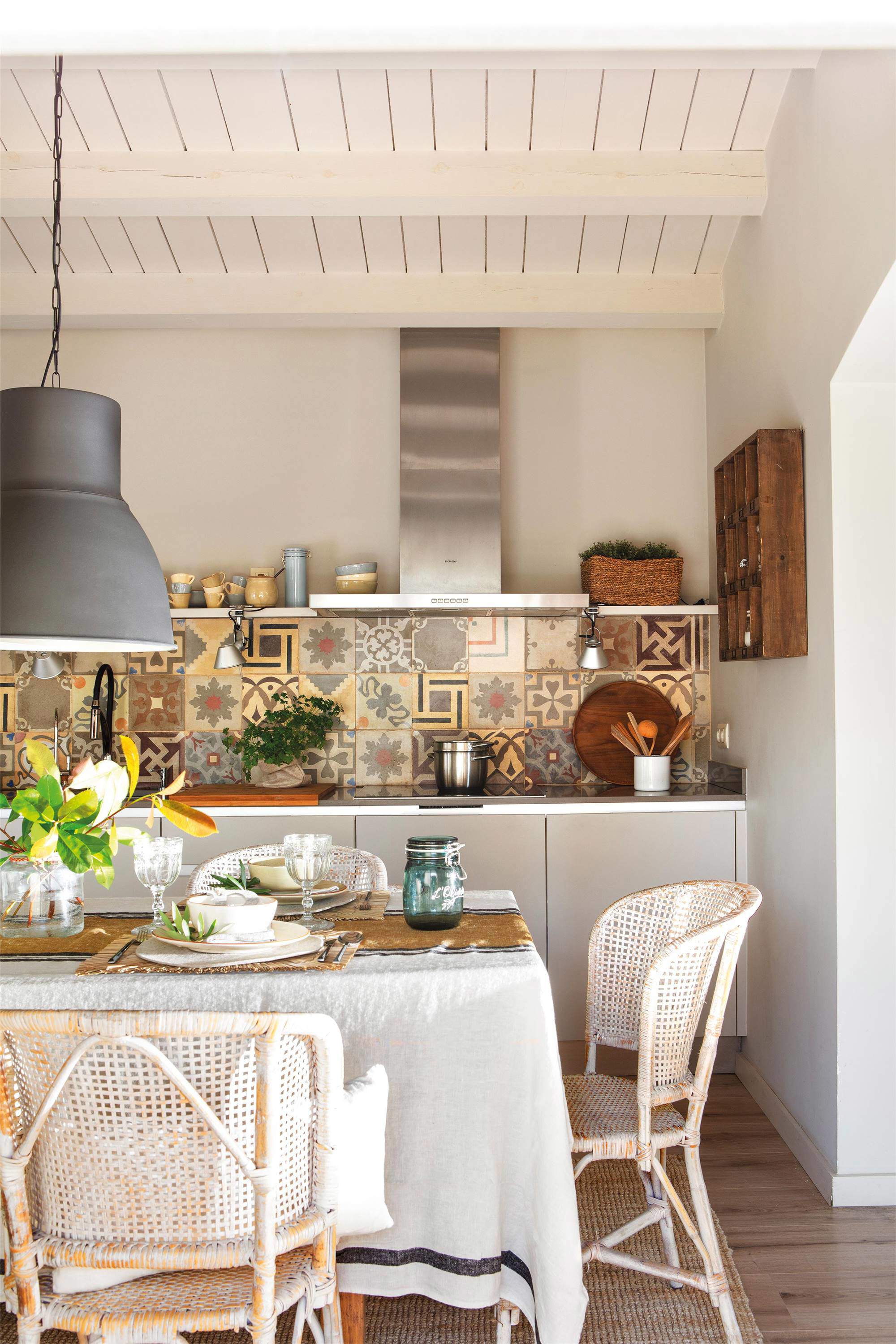 Cocina con antepecho de azulejos hidráulicos. 