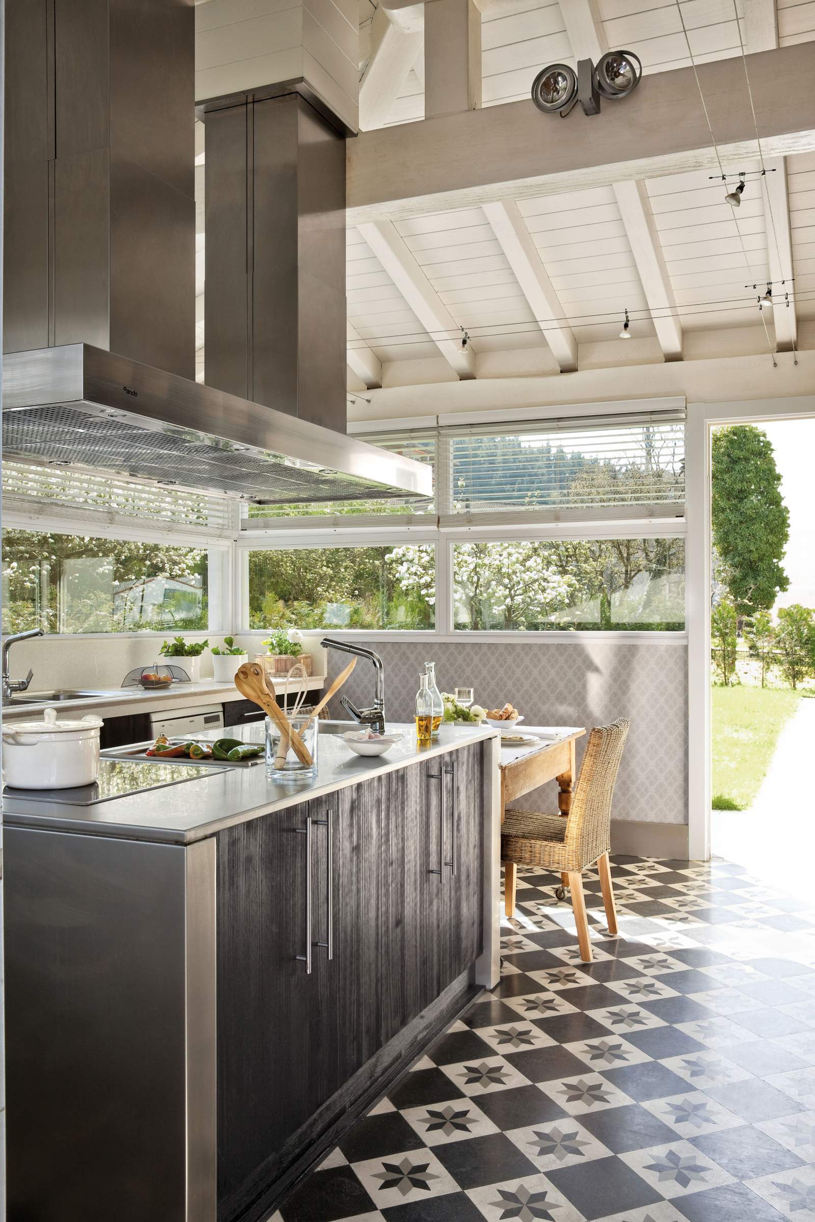 Cocina cromada con azulejos