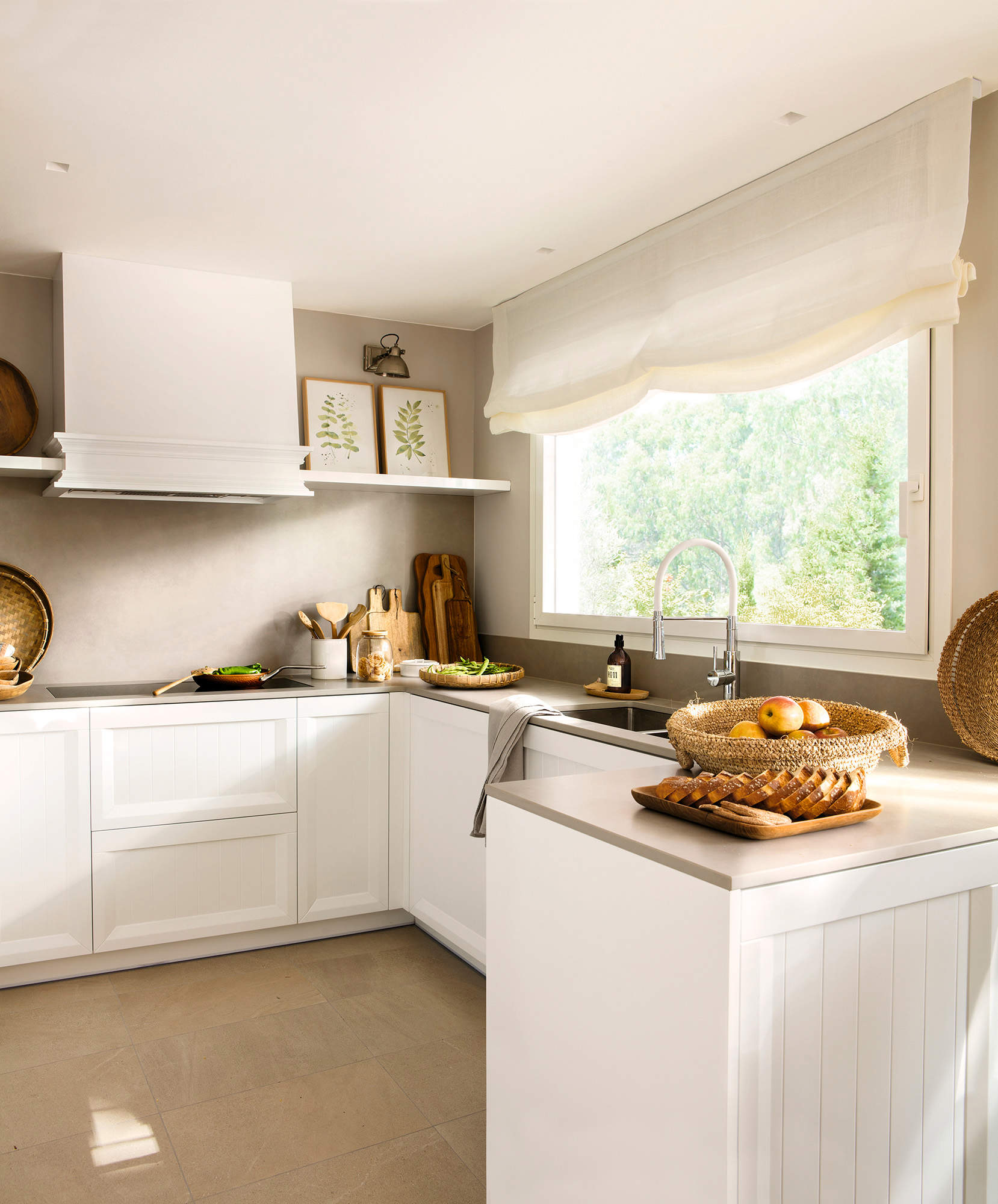 Cocina con muebles blancos y revestimientos en gris topo.