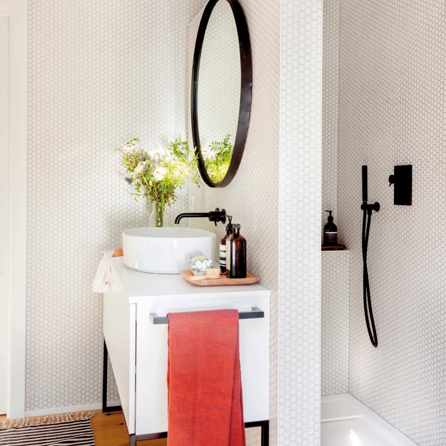 Baño pequeño con ducha detrás del lavabo