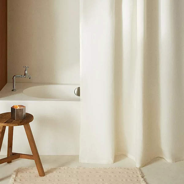 Odiaba las cortinas de ducha hasta que vi estos modelos elegantes, de tacto agradable y modernos (perfectos para baños pequeños)