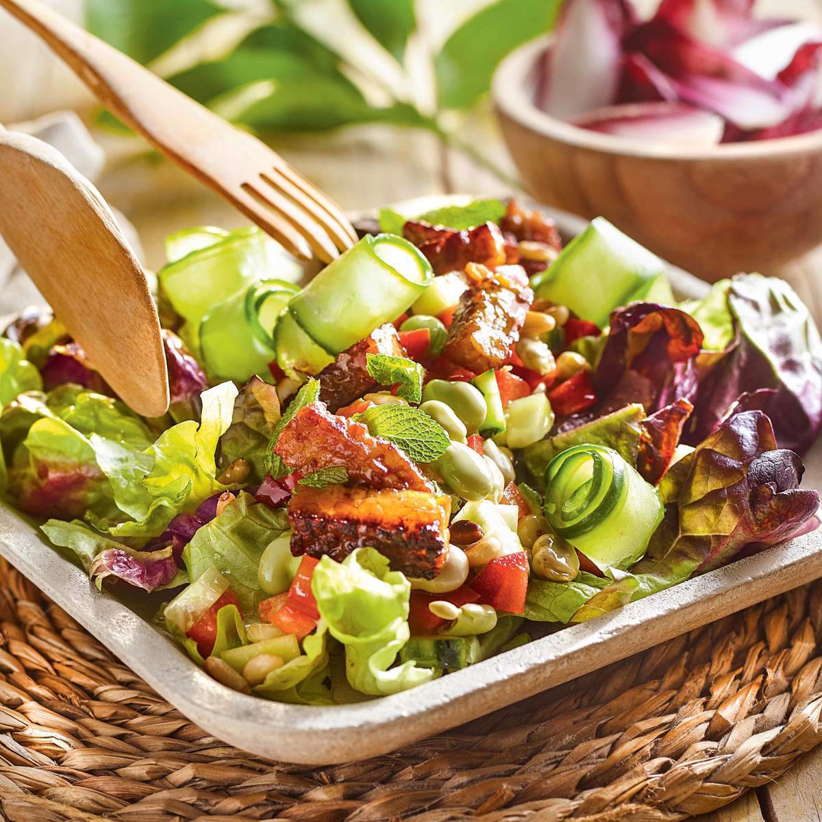 Ensalada de habitas con pepino y piñones