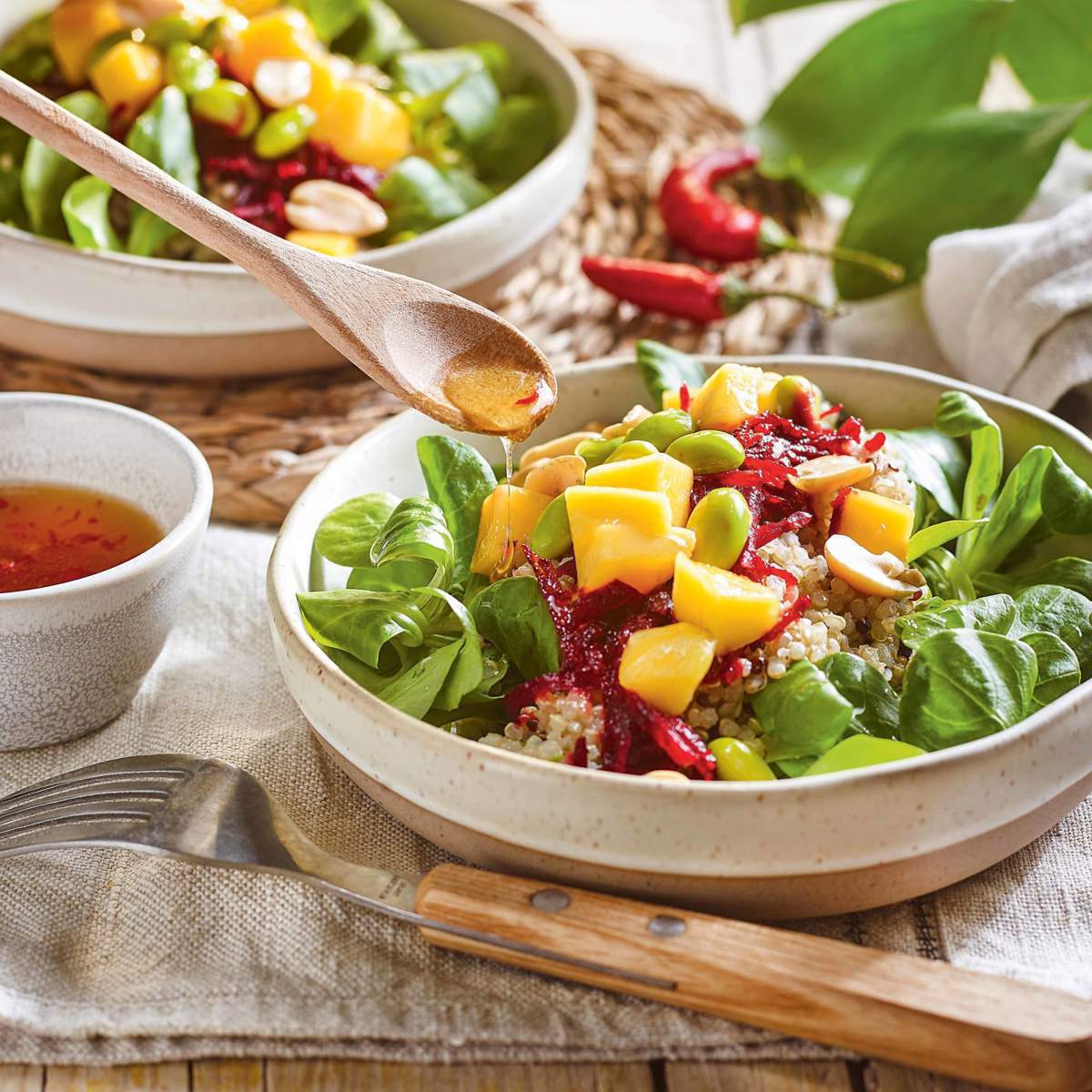 Ensalada de quinoa con canónigos y mango