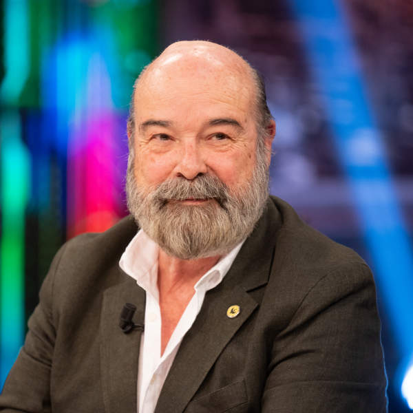 La casa del actor Antonio Resines nos sorprende por su buen gusto decorativo y la cocina con barra 