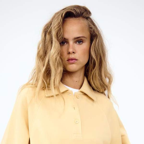 7 sudaderas de Zara, Mango y Parfois para ir cómodas con vaqueros en casa y en la calle  