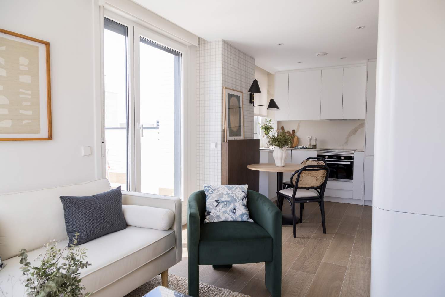 Una cocina que comparte espacio con el salón
