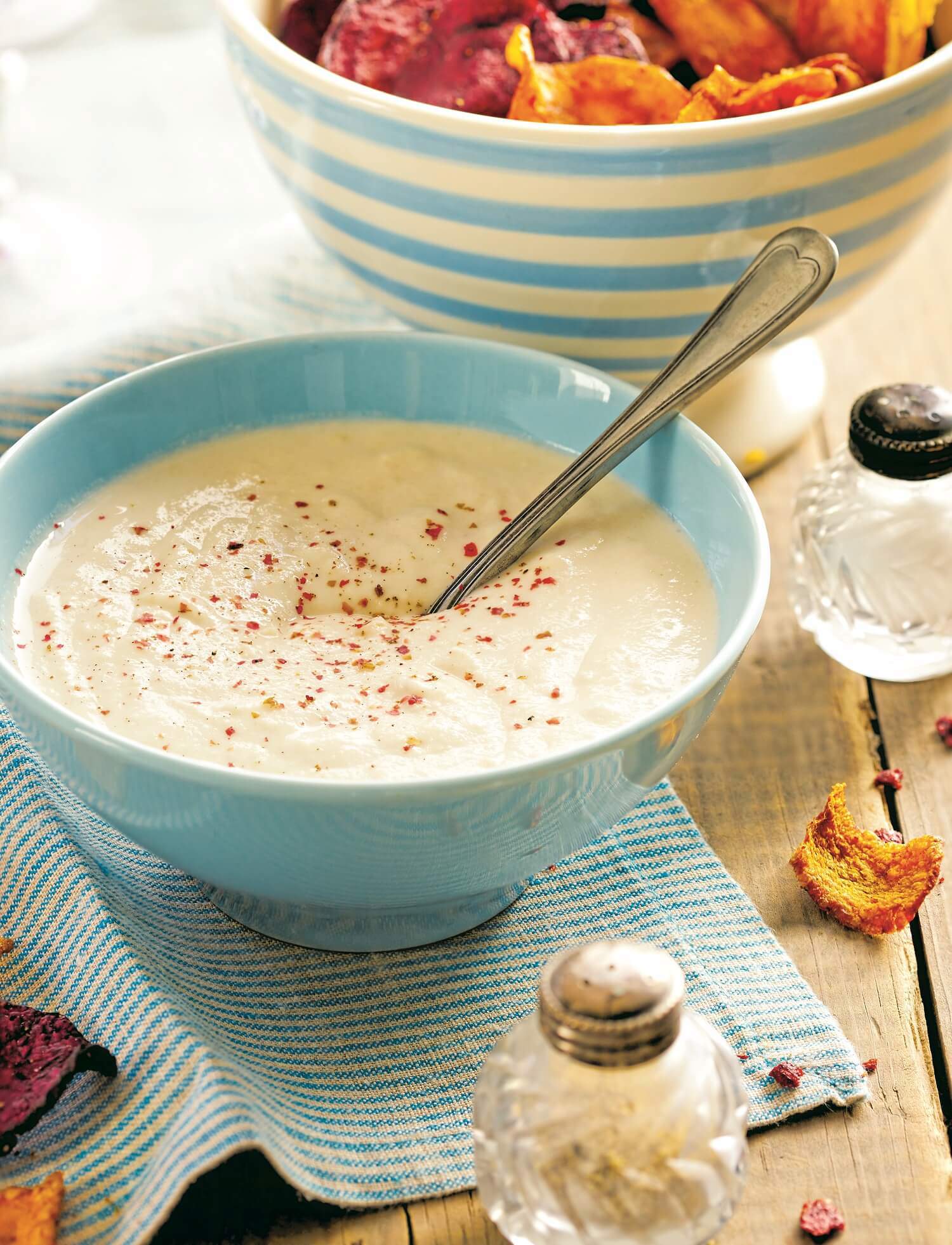 --recetas con pan de molde crema de ajoblanco con chips vegetales