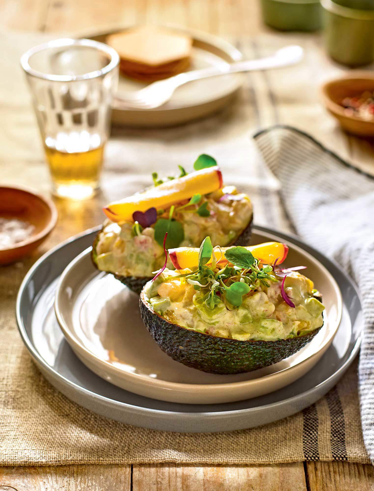 recetas-con-aguacate-ensaladilla-magno-y-aguacate-00503079