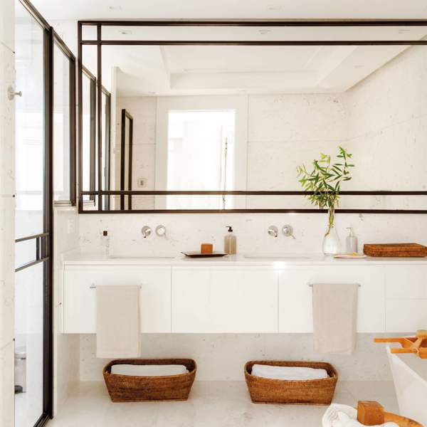 Baño revestido de mármol con mueble blanco volado y cristal con perfil negro w00527446