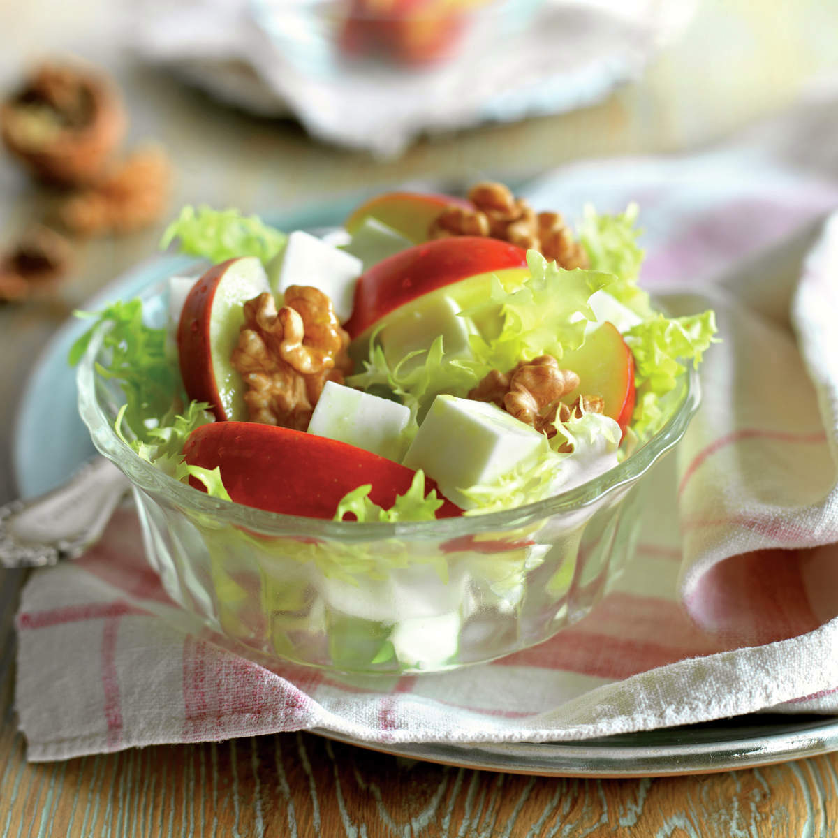 Ensalada de escarola, manzana, queso y nueces.