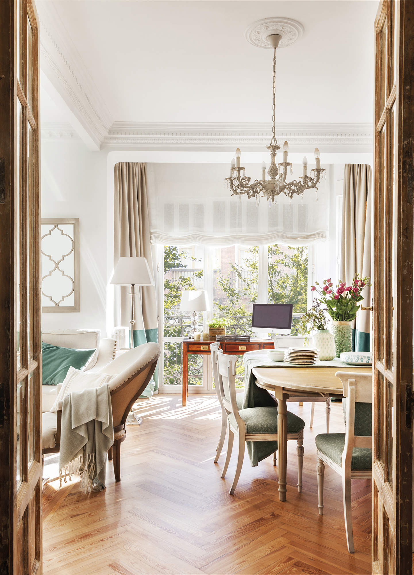 Salón-comedor clásico con cortinas y visillos.