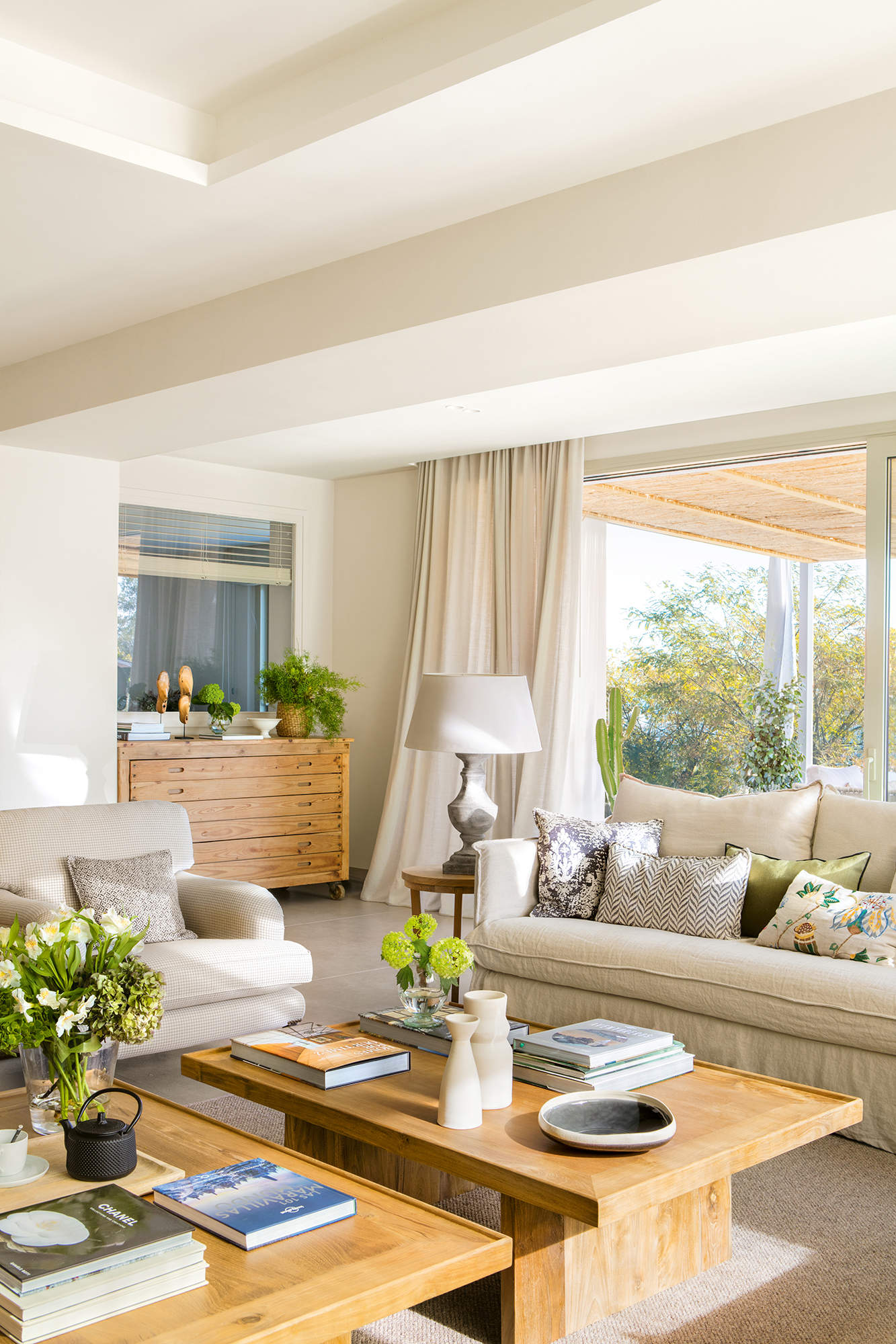 Salón decorado en tonos beis con muebles de madera.