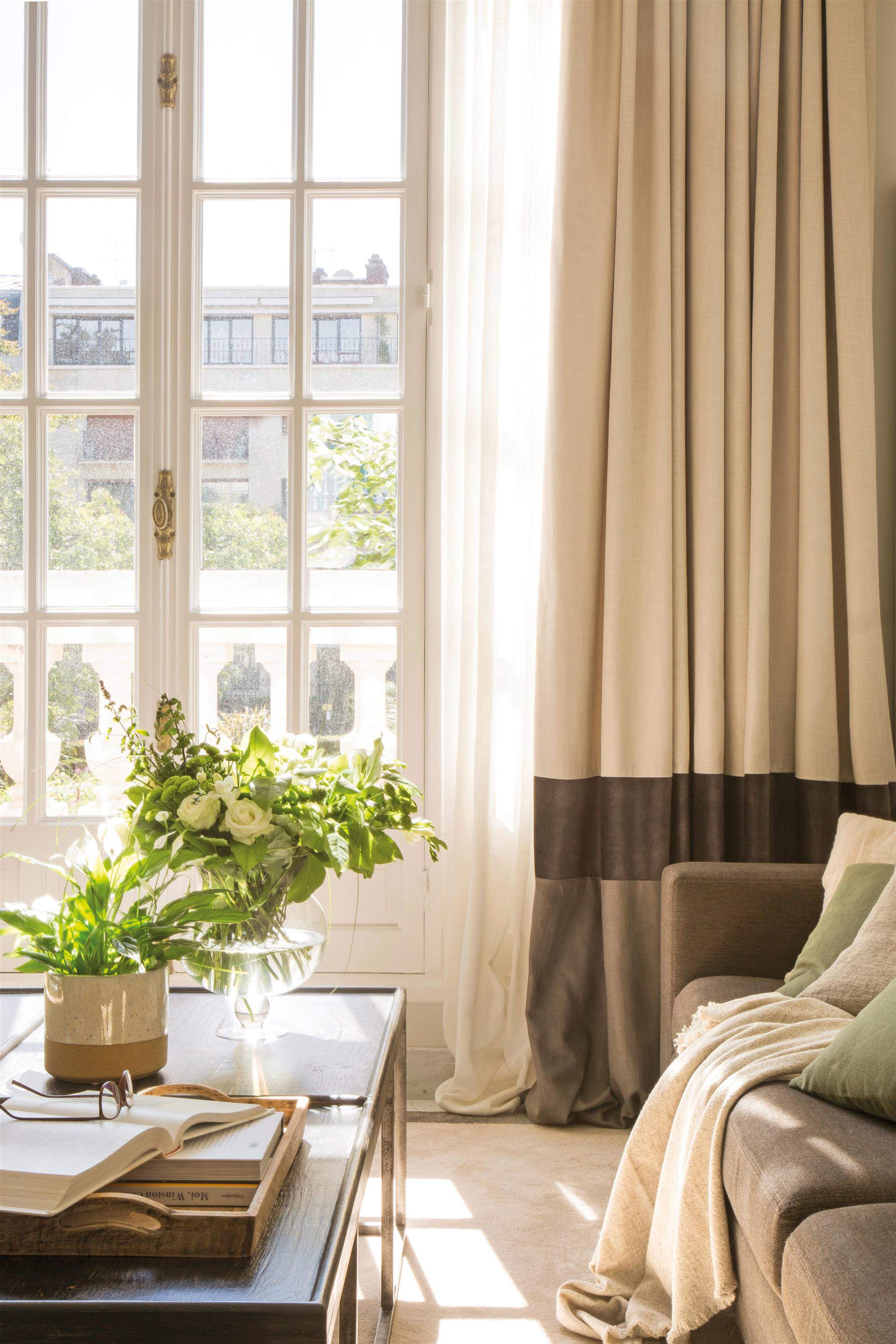 Salón con cortinas de terciopelo y visillo.