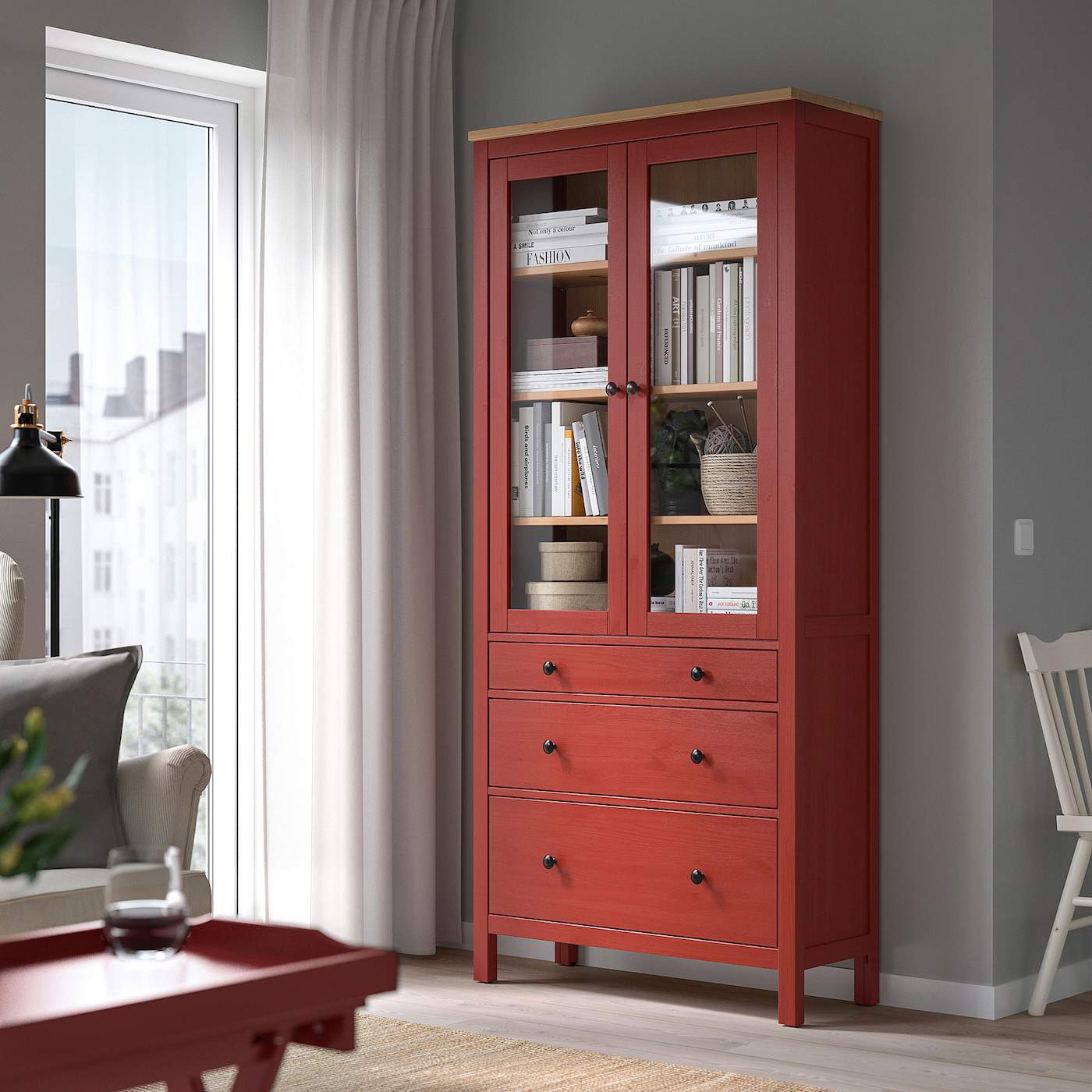 Vitrina con cajones Hemnes en tinte rojo