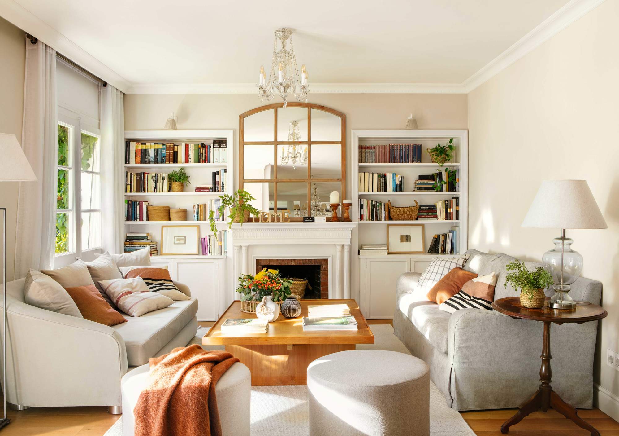 Salón con sofás enfrentados, espejo de cuarterones y mueble boiserie