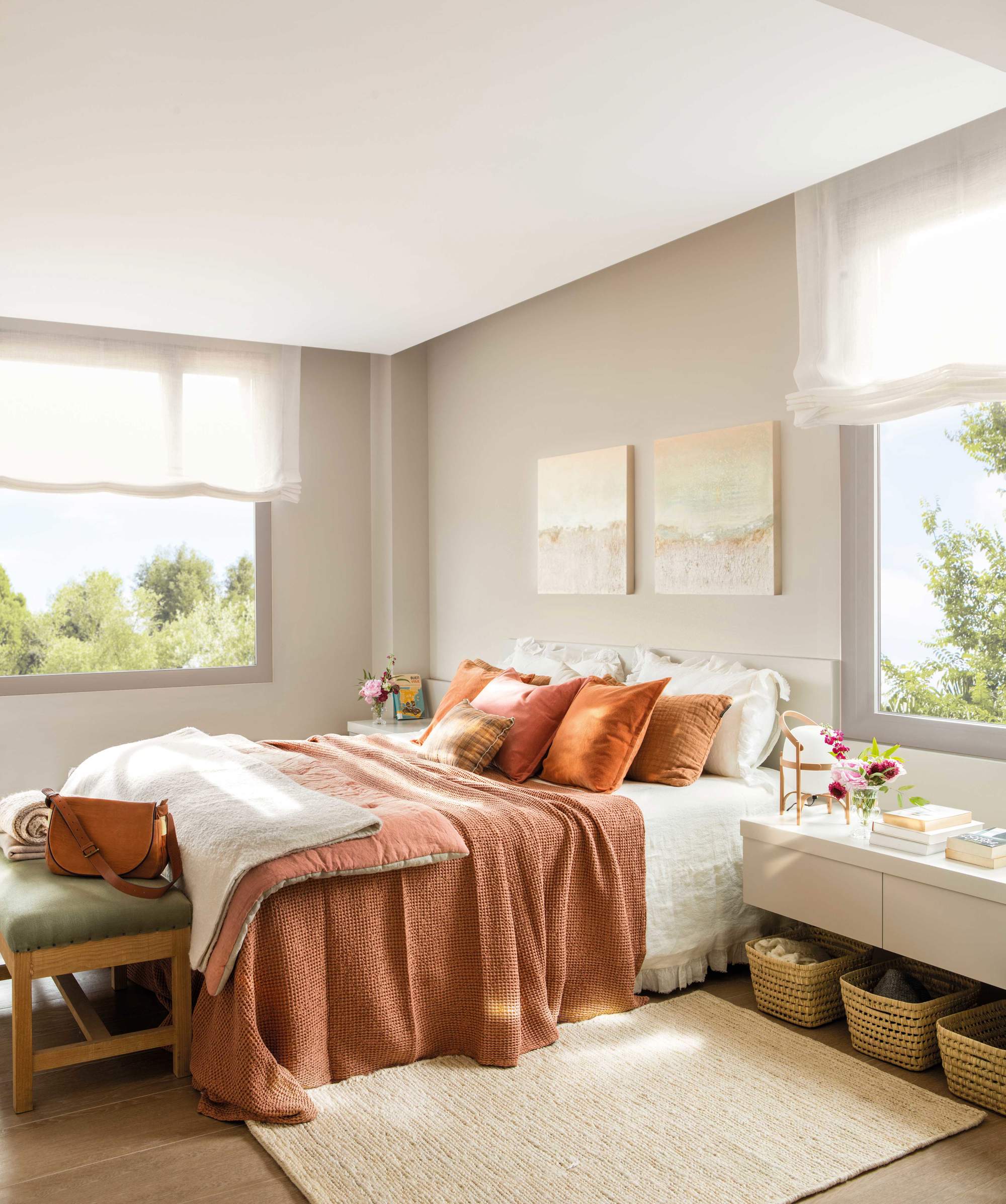 Dormitorio de otoño con ropa de cama en color coral