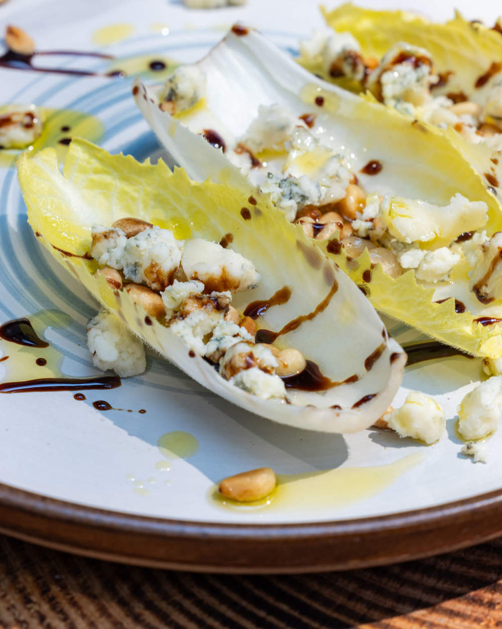 Endivias con nueces y queso