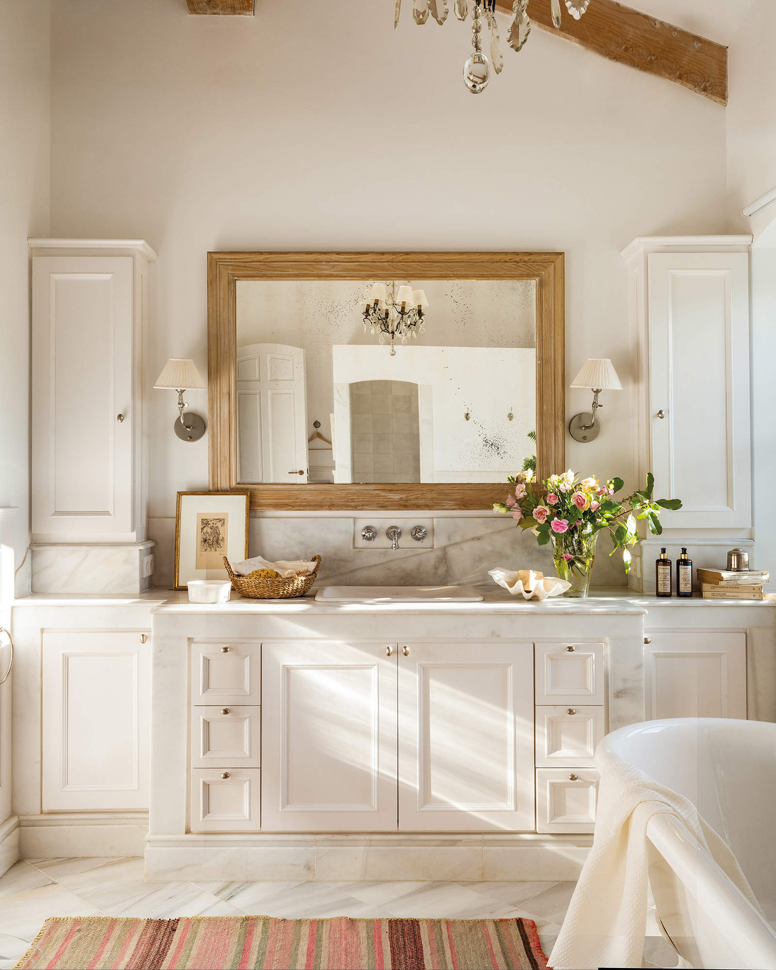 Frente de lavabo en un baño de estilo clásico