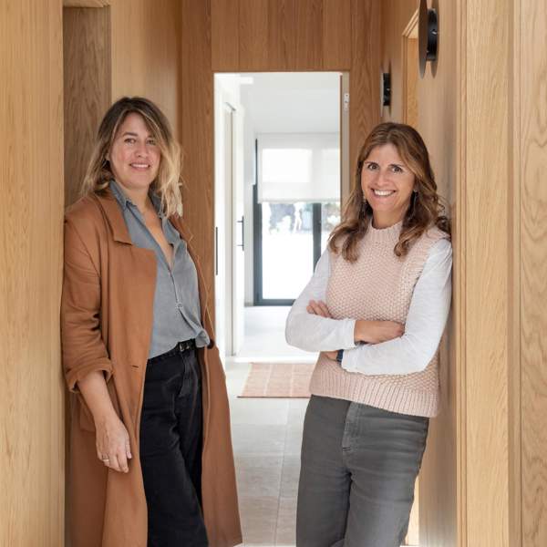 Helena y Cristina de Batte Interiorismo:"Este accesorio que tenían nuestras abuelas en su casa es imprescindible para seguir las tendencias de 2024"