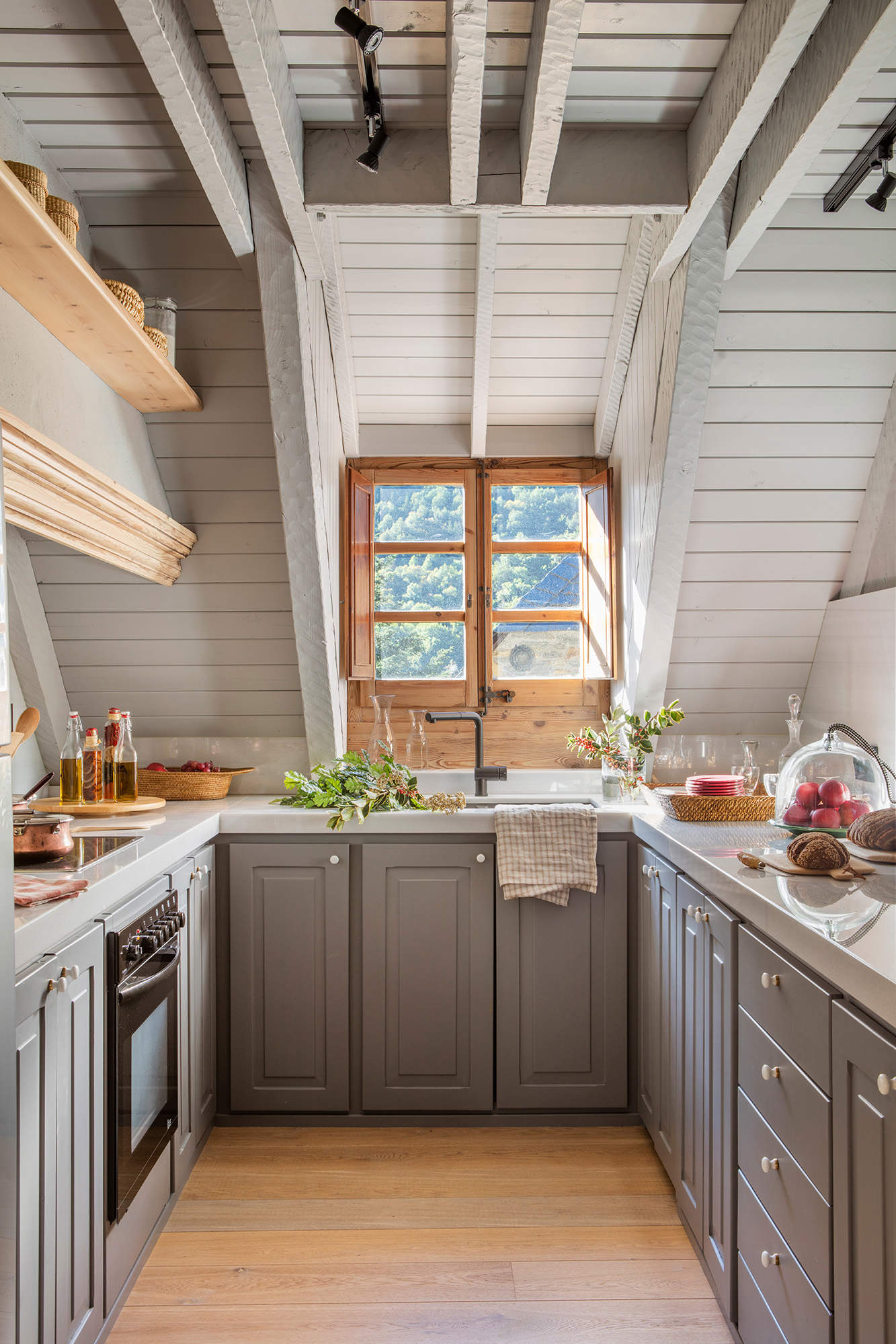 Cocina pequeña con distribución en U y ventana