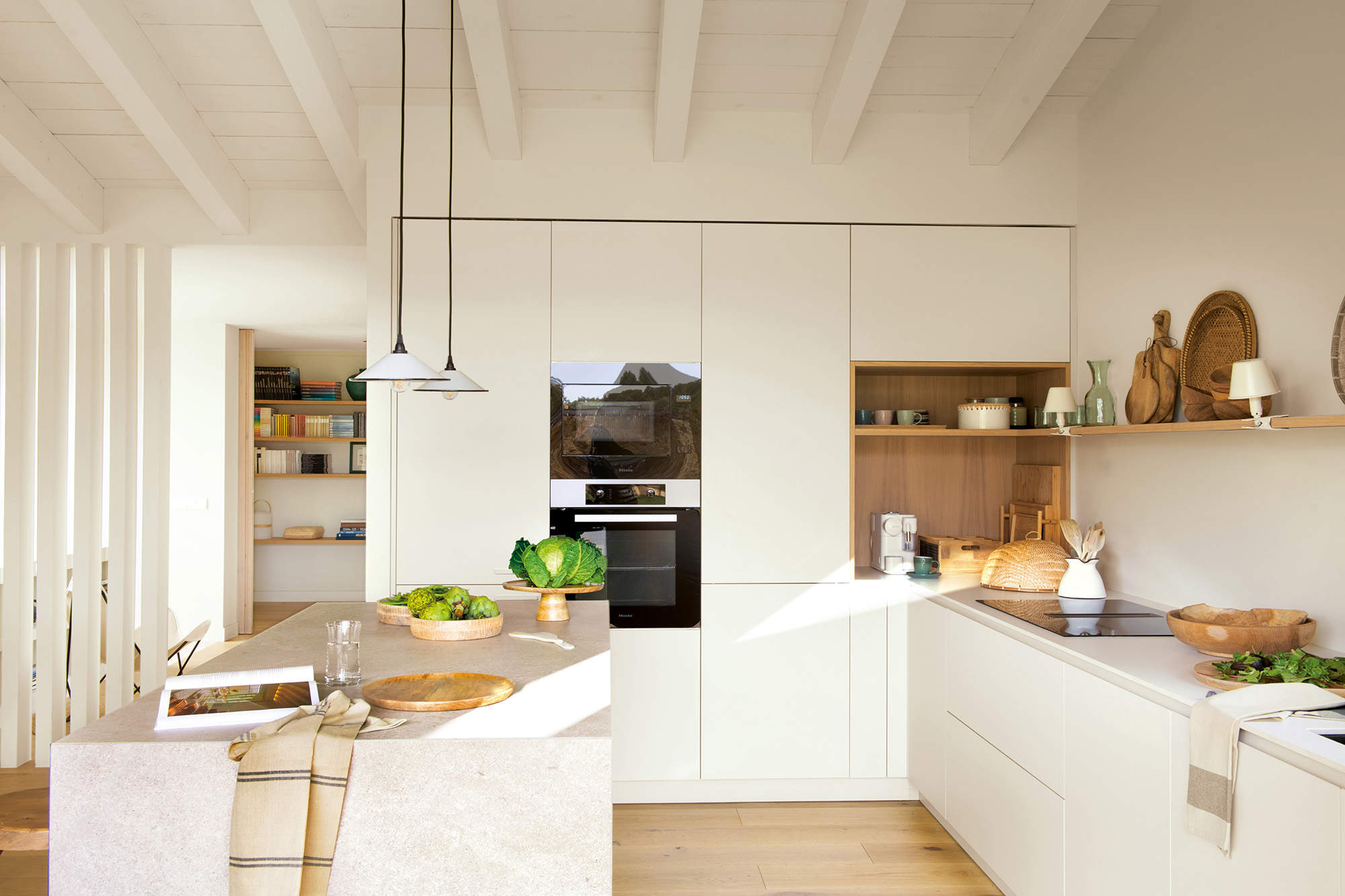 Cocina moderna con mobiliario en blanco e isla