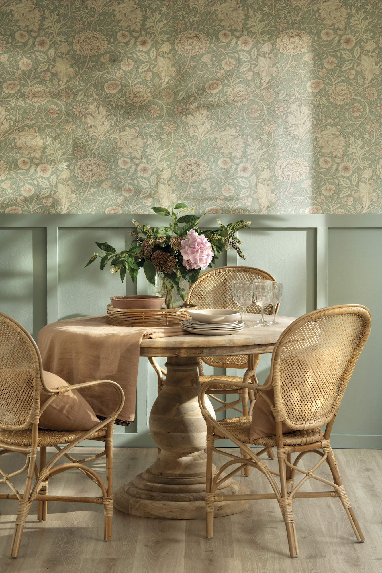 Comedor con mesa de madera y pared con arrimadero y papel pintado