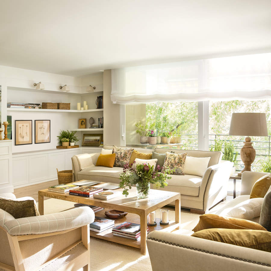 Salón acogedor blanco y con madera de Coton et Bois