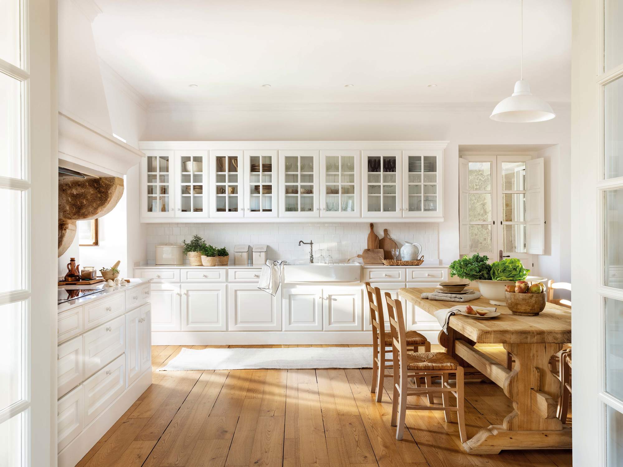 Cocina blanca con mesa de office en madera maciza