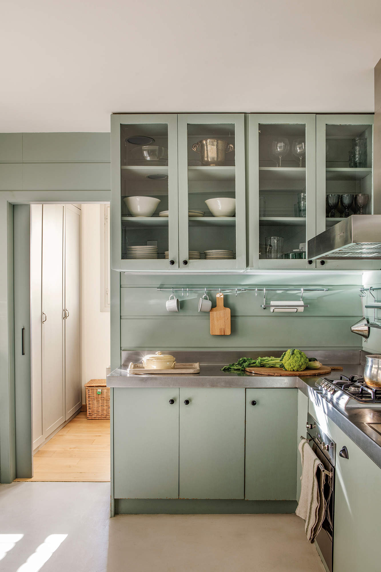 Cocina con muebles en verde 