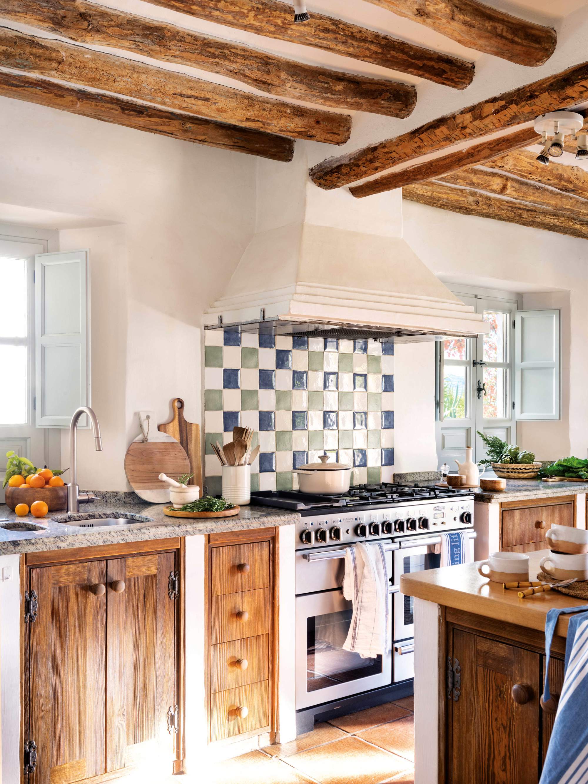 Cocina de madera con salpicadero de azulejos