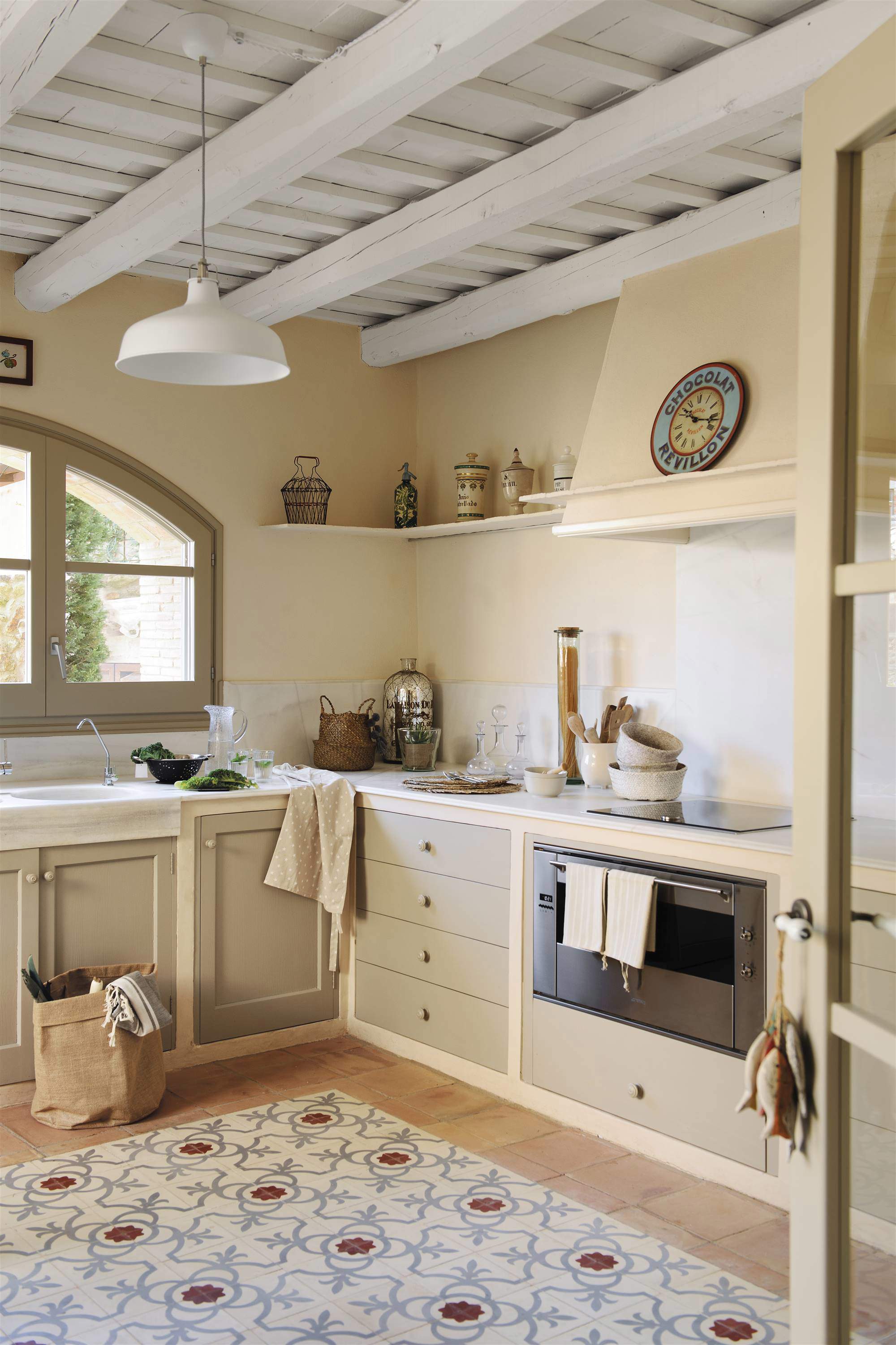 Cocina de madera en beige con campana y horno