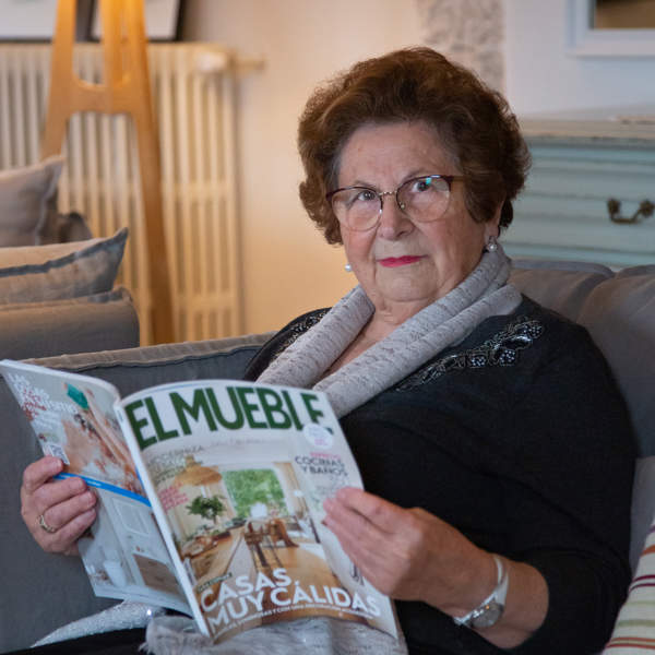 La impresionante casa moderna de la abuela Dolors: "Soy lectora de El Mueble desde hace más de 50 años y así reformé mi casa de pueblo"