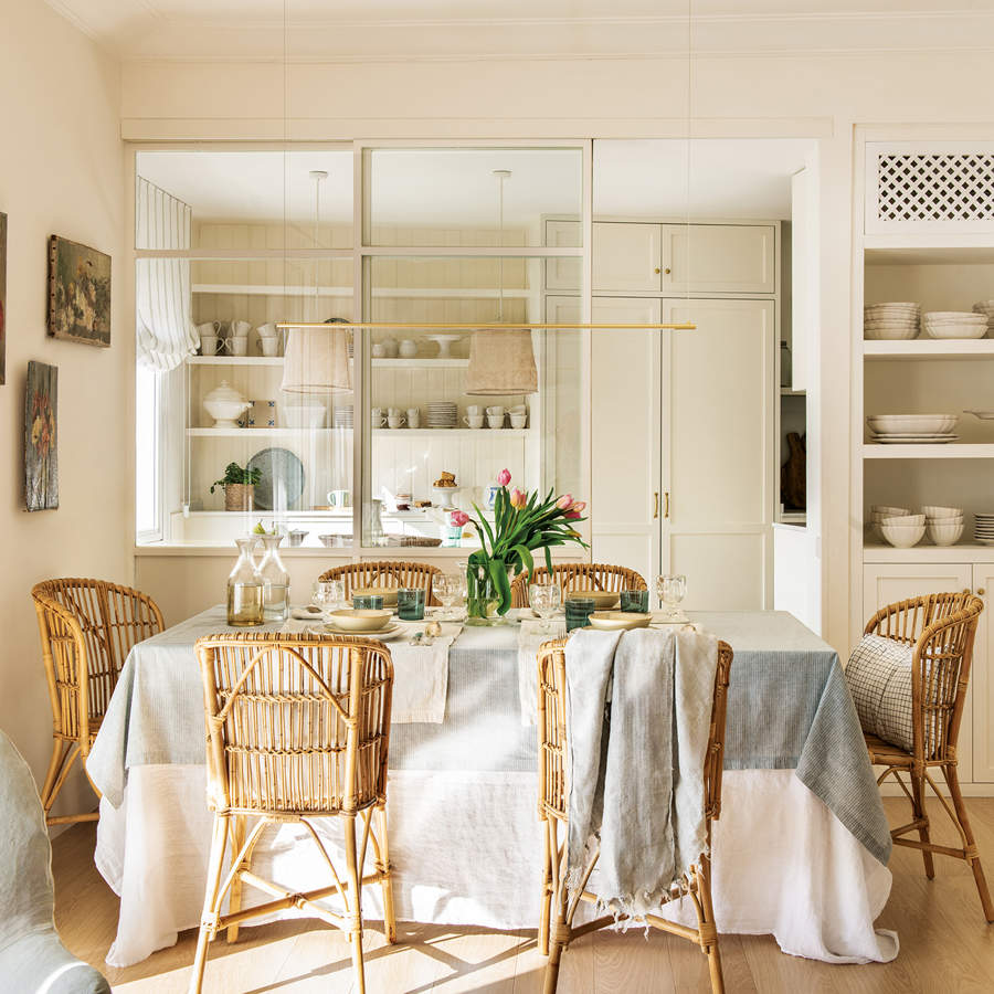 Pared de cristal entre el comedor y la cocina