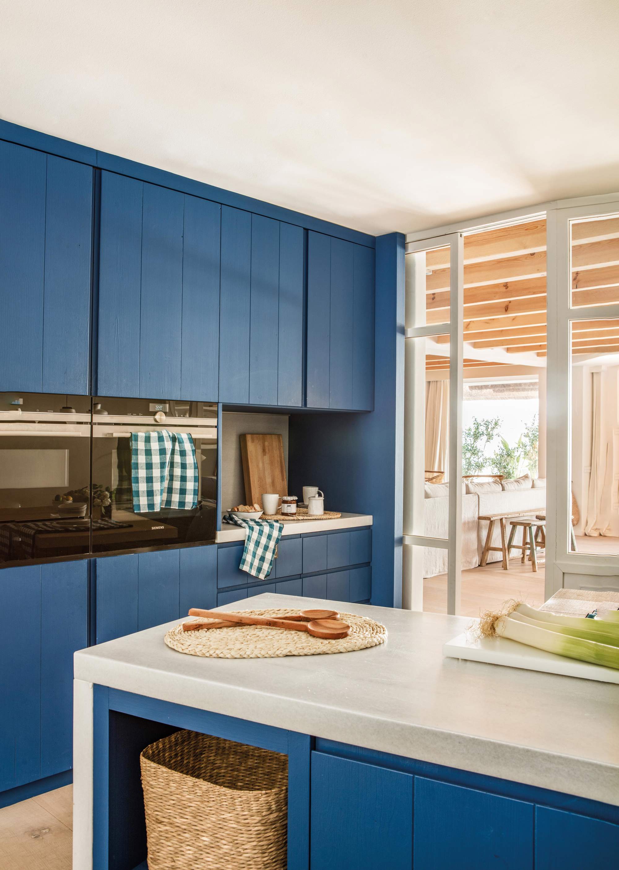 Cocina con isla y muebles en azul